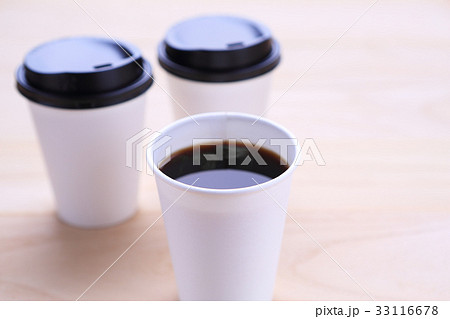 紙コップに淹れたホットコーヒー 紙コップに淹れたホットコーヒー 33116678