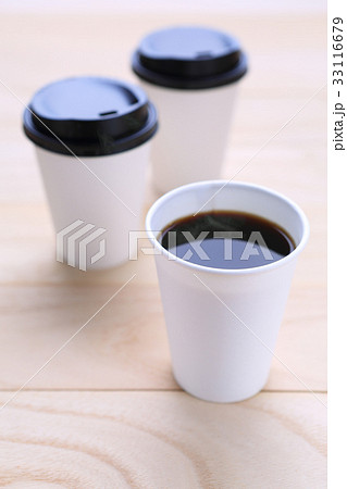 紙コップに淹れたホットコーヒー 33116679