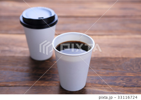 紙コップに淹れたホットコーヒー 33116724