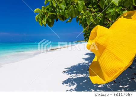 Straw yellow sunhat on perfect Maldives beach 33117667
