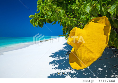 Straw yellow sunhat on perfect Maldives beach 33117668