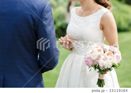 bride and groom holding wedding bouquet bride and groom holding wedding bouquet 33119164
