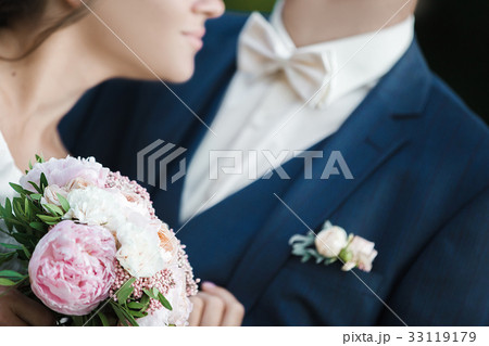 bride and groom holding wedding bouquet 33119179