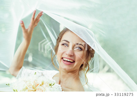 Bride under veil 33119275