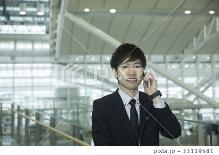 スマホで通話する空港職員 スマホで通話する空港職員 33119581