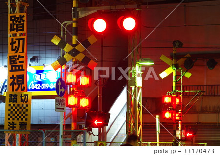 青梅線中神駅付近の踏切 青梅線中神駅付近の踏切 33120473