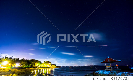 夜空に浮かび上がる飛行軌跡 33120782