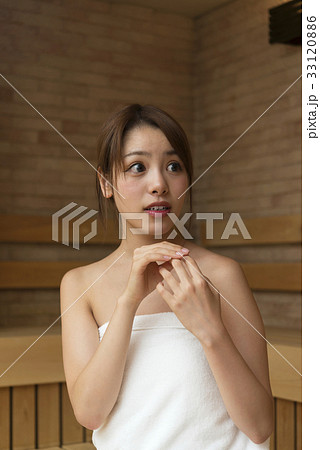 サウナでくつろぐ若い女性 サウナでくつろぐ若い女性 33120886