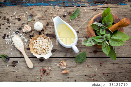 The ingredients for homemade pesto sauce. 33121710