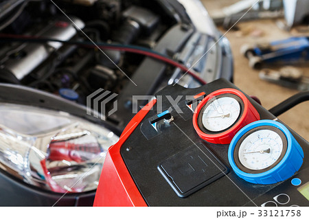 refueling of car conditioner in auto repair shop 33121758