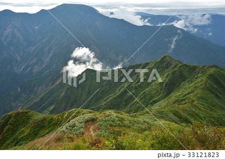 越後三山　八海山入道岳からオカメノゾキ、中ノ岳へと続く稜線を見る 33121823