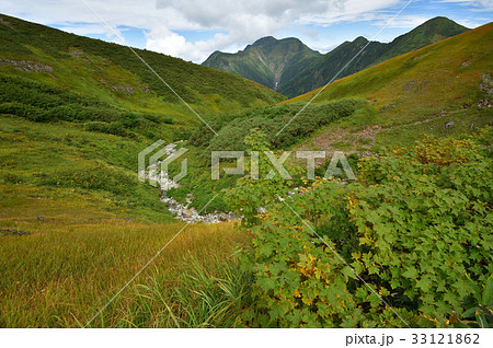 越後三山 御月山祓川に広がる草原と越後駒ケ岳 越後三山 御月山祓川に広がる草原と越後駒ケ岳 33121862