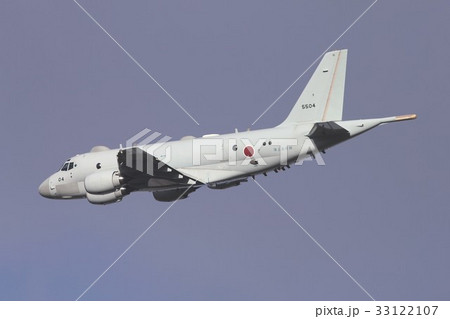青空を飛行する海上自衛隊の国産ジェット哨戒機P-1 33122107