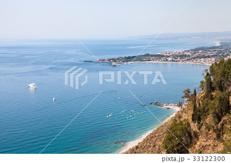 view of Ionic sea from Piazza 9 Aprile in Taormina 33122300