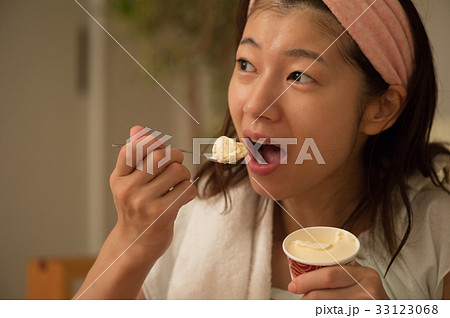 アイスを食べる女性　お風呂上り 33123068