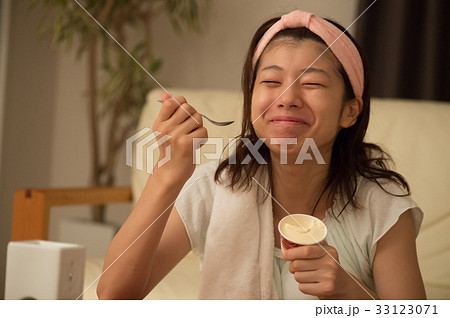 アイスを食べる女性 お風呂上りの写真素材 アイスを食べる女性 お風呂上りの写真素材