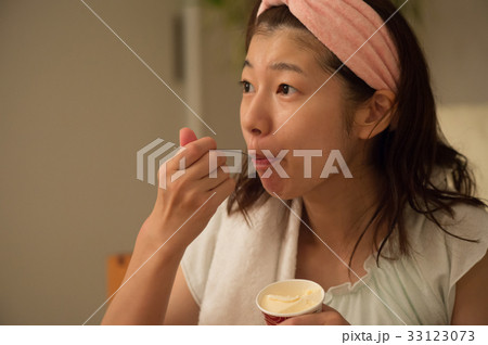 アイスを食べる女性　お風呂上り 33123073