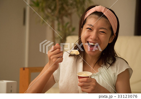 アイスを食べる女性 お風呂上りの写真素材