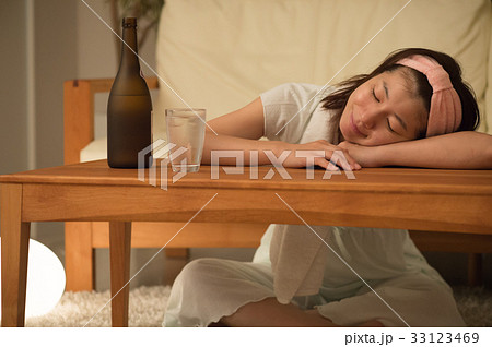 宅飲み　酔い潰れた女性 33123469