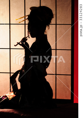 シルエットの日本人の和装とかんざし 33124283