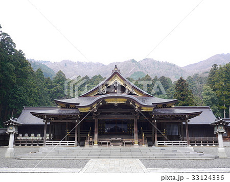 早朝の彌彦神社 33124336