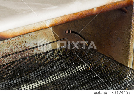 汚れたオーブントースターの内部イメージ 33124457