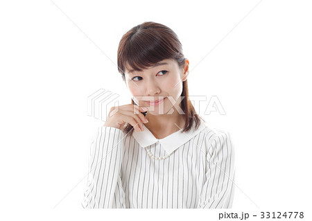 ナチュラルな表情の女性 33124778