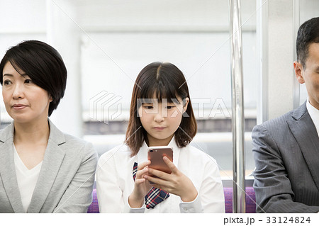 通勤電車の車内・女子高生・サラリーマン　撮影協力「京王電鉄株式会社」 33124824