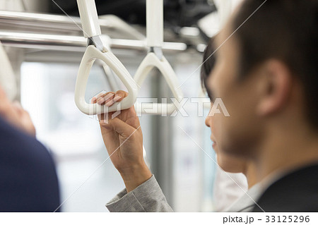 通勤電車内でつり革をつかむ女性の手 撮影協力「京王電鉄株式会社」 通勤電車内でつり革をつかむ女性の手 撮影協力「京王電鉄株式会社」 33125296