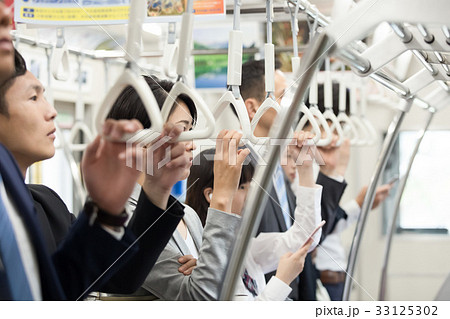 通勤ラッシュの電車内 撮影協力 京王電鉄株式会社 の写真素材