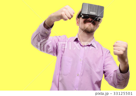 nice man with glasses of virtual reality  33125501