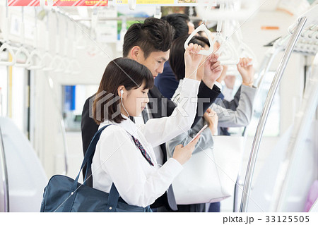 通勤ラッシュの電車内　撮影協力「京王電鉄株式会社」 33125505