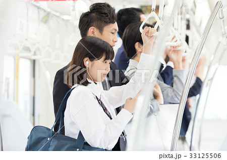 通勤ラッシュの電車内 撮影協力「京王電鉄株式会社」 通勤ラッシュの電車内 撮影協力「京王電鉄株式会社」 33125506