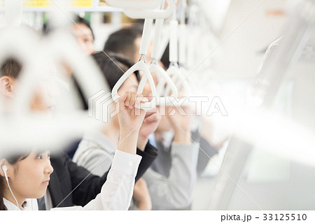 通勤ラッシュの電車内 撮影協力「京王電鉄株式会社」 通勤ラッシュの電車内 撮影協力「京王電鉄株式会社」 33125510