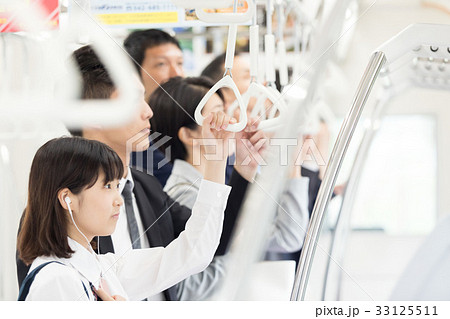 通勤ラッシュの電車内 撮影協力「京王電鉄株式会社」 通勤ラッシュの電車内 撮影協力「京王電鉄株式会社」 33125511