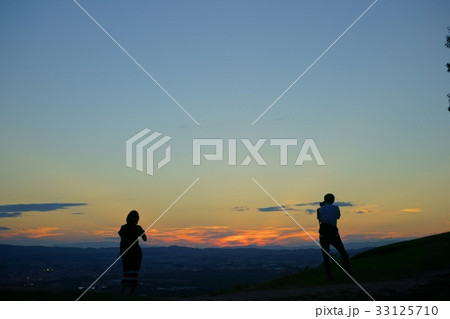 若草山・夕日に集う恋人たち６ 33125710