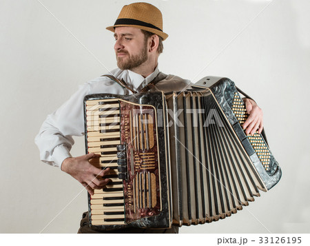 The musician playing the accordion 33126195