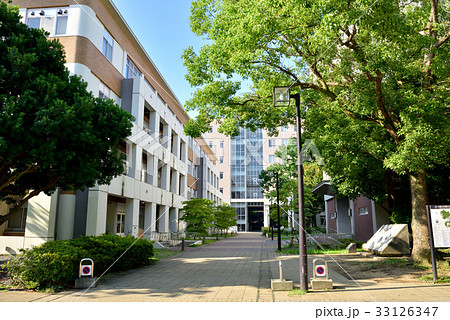 大阪大学豊中キャンパス　左 経済学部　正面 豊中総合会館 33126347