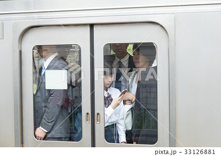 電車通学 女子高生 撮影協力「京王電鉄株式会社」 33126881