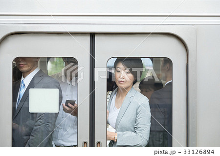通勤電車内のOL　撮影協力「京王電鉄株式会社」 33126894