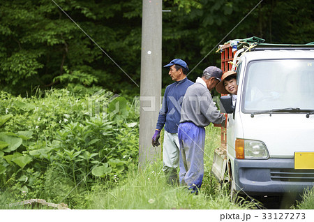 田植えの準備をする男女 田植えの準備をする男女 33127273