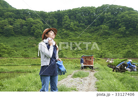 農業女子 田植え 休憩 農業女子 田植え 休憩 33127406