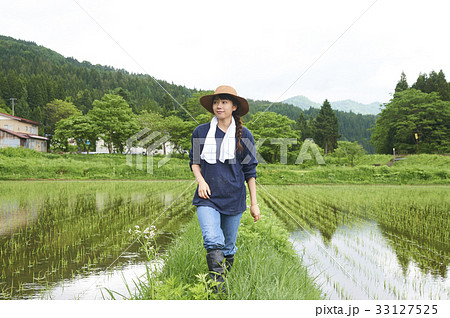 農業女子 田植え 休憩 農業女子 田植え 休憩 33127525