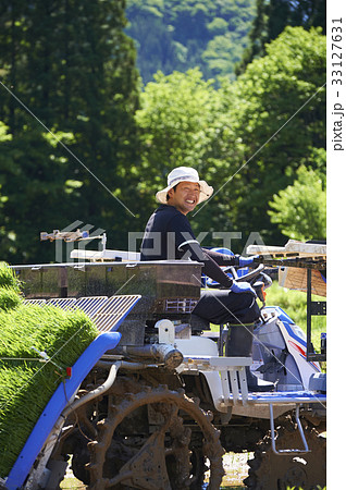 田植え機を運転する男性 田植え機を運転する男性 33127631