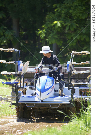 田植え機を運転する男性 33127654