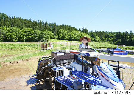 田植え機を運転する女性 田植え機を運転する女性 33127693