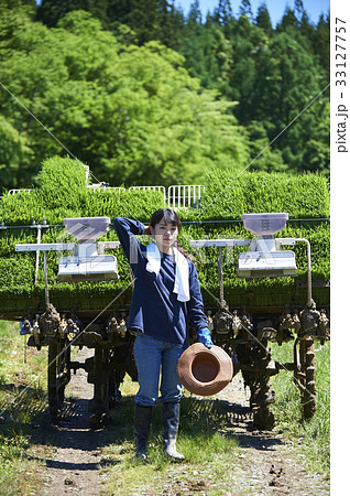 田植え機　女性　ポートレート 33127757