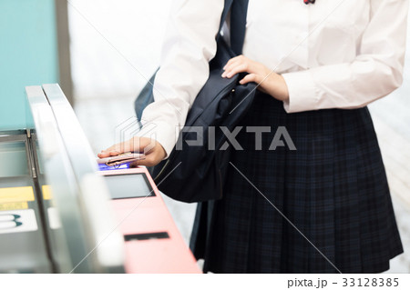 電車通学 女子高生 撮影協力「京王電鉄株式会社」 33128385