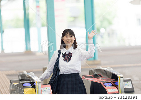 電車通学 女子高生 撮影協力 京王電鉄株式会社 の写真素材