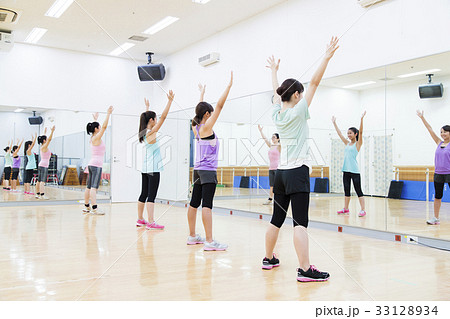 エアロビクス　フィットネス　エアロビ　スポーツジム　女性　エクササイズ 33128934